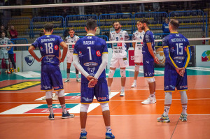 Minuto di raccoglimento prima del match