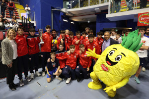 Coppa Comitato U15 2023 (CT FIPAV Tivino Sesia Tanaro) - Yvonne Schlesinger (Vice Direttrice Lega Pallavolo Serie A) e Francesco Arestia (Presidente CT FIPAV Ticino Sesia Tanaro) premiano Volley Novar