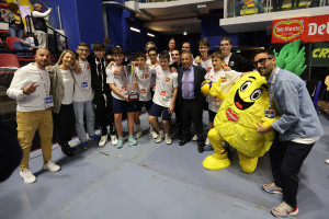 Coppa Comitato U15 2023 (CT FIPAV Tivino Sesia Tanaro) - Yvonne Schlesinger (Vice Direttrice Lega Pallavolo Serie A), Francesco Arestia (Presidente CT FIPAV Ticino Sesia Tanaro) e i ragazzi di 