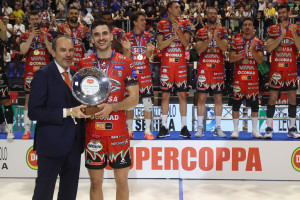 L'opposto della Sir Susa Vim Perugia Ben Tara eletto MVP della Del Monte Supercoppa riceve la targa da Massimo Righi