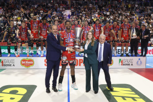 La consegna della Del Monte Supercoppa a capitan Leon da parte di Giuseppe Manfredi (Presidente FIPAV), Allegra Boiardi (Marketing Specialist Del Monte Italia), Massimo Righi (Presidente Lega Pallavol