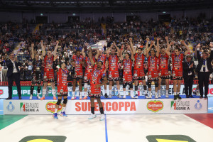 Sir Susa Vim Perugia festeggia, il capitano Leon alza la Del Monte Supercoppa