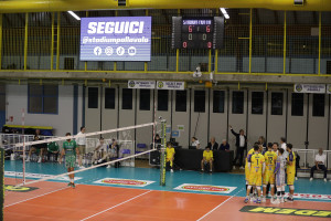 il palazzetto con i giocatori in campo