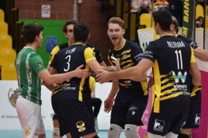 Lo starter six della Wimore festeggia dopo un punto