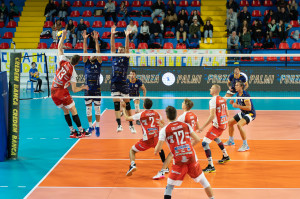 Wojcik attacca