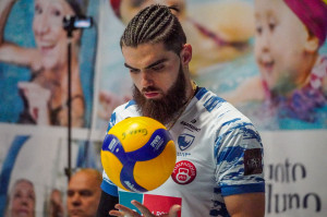 Antonaci scruta il pallone