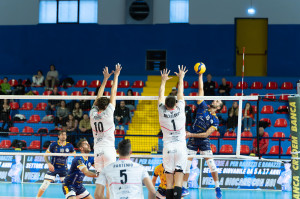 Focosi e Michalovic a muro su Carbone