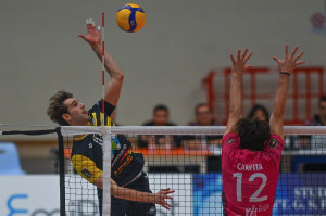Marco Cantagalli schiaccia per la squadra di casa