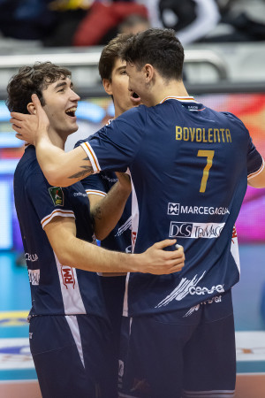 Mancini, Bovolenta e Benavidez esultano