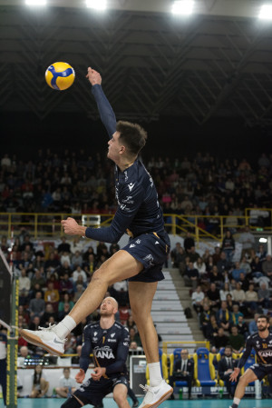 Sani attacca