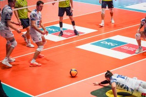 Antonaci, in tuffo, non riesce ad arrivare sul pallone