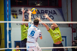 Bucko contro il muro a due