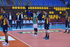 L'incontro si apre con il minuto di silenzio per la scomparsa di Gianfranco Briani uno dei pilastri della pallavolo italiana