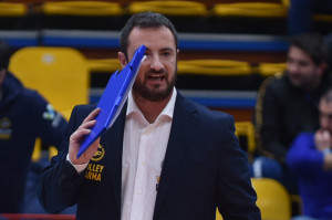 Coach Mattiloli sprona i suoi da bordo campo