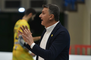Coach Marcello Mescoli sulla panchina dei Mirandola