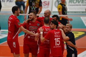 Esulta il sestetto del Cus Cagliari per la vittoria