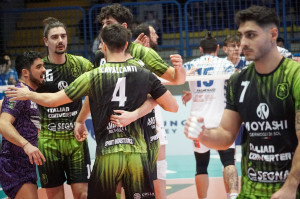 Moyashi a raccolta, mentre Martinez va a battere