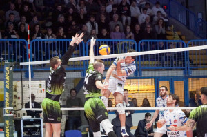Mozzato contro il muro a due