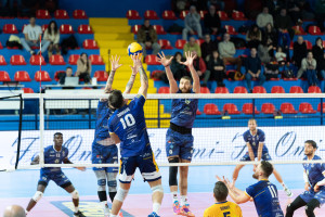 Corrado tenta il pallonetto