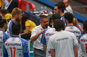 Coach Simone Serafini  arringa i suoi durante un time out