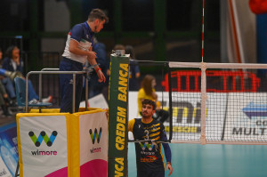 Il capitano della Wimore Giacomo Leoni parla con Giulietti primo arbitro dell'incontro