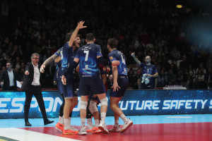 Coach Eccheli esulta con la squadra