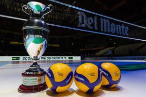 La coppa della Del Monte Coppa Italia con i palloni Mikasa