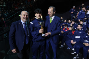 Il Presidente Righi e il Presidente del Comitato Territoriale FIPAV Bologna premiano il miglior giocatore della Coppa Italia dei Territoripa Italia dei Territori