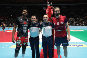 Gli arbitri con i capitani delle squadre