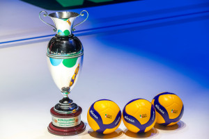 La coppa della Del Monte Coppa Italia con i palloni Mikasa