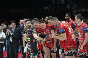 Colaci festeggia con i compagni
