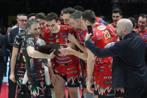 Colaci festeggia con i compagni