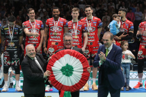 Il Presidente FIPAV Manfredi e il Presidente di Lega Pallavolo Righi consegnano al Presidente di Perugia Sirci la coccarda della Del Monte Coppa Italia 2024