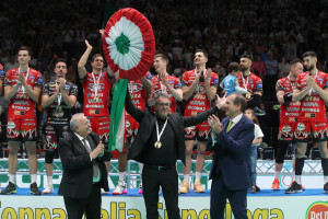 Il presidente Sirci festeggia con la coccarda della Del Monte Coppa Italia