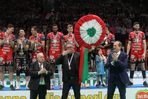 Il presidente Sirci festeggia con la coccarda della Del Monte Coppa Italia