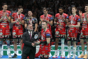 Plotnytskyi riceve il premio come miglior giocatore della Del Monte Coppa Italia dal Presidente CEV Boricic
