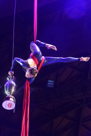 La ballerina Valentina Marino scende dall'alto con la Coppa
