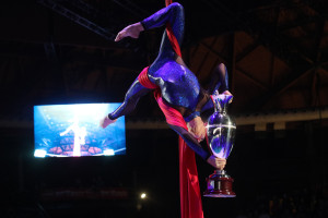 La ballerina Valentina Marino scende dall'alto con la Coppa