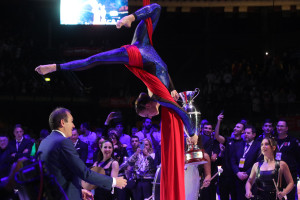 La ballerina Valentina Marino consegna la Coppa nelle mani del Presidente di Lega Pallavolo Massimo Righi