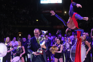 Il Presidente Massimo RIghi riceve la Coppa dalle mani della ballerina Valentina Marino