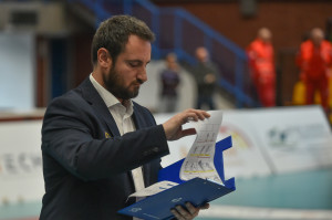 Coach Marcello Mattioli studia gli schemi