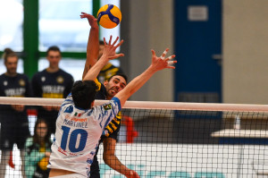 Andrea Bulfon passa il muro avversario 