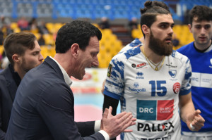 Gian Luca Colussi durante un time out del Belluno Volley