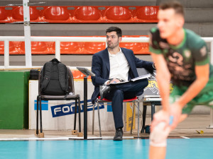assistant coach Cant&ugrave;