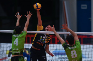 Andrea Bulfon buca la difesa pavese