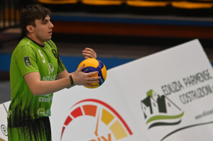Matteo Pedroni si prepara al servizio per i pavesi