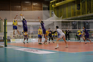 Riccardo Romoli schiaccia sul muro di Andrea Nasari 