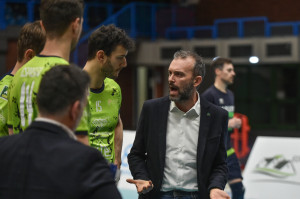 Emanuele Negro coach del Negrini CTE striglia i suoi al primo time out