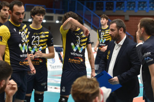 Coach Marcello Mattioli parla ai suoi ragazzi del Salsomaggiore