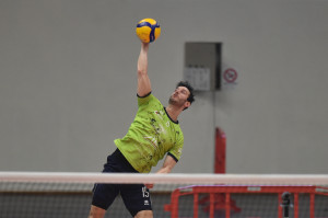 Davide Cester al servizio per la squadra ospite